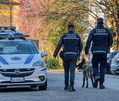 Agente picchiato, il sindaco: «Fermezza e rieducazione»