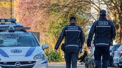 Agente picchiato, il sindaco: «Fermezza e rieducazione»