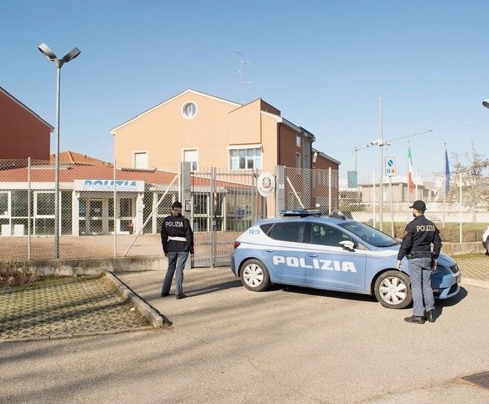 Anziana a Carpi smaschera i due finti carabinieri che cercano “oro rapinato”: doppio arresto 