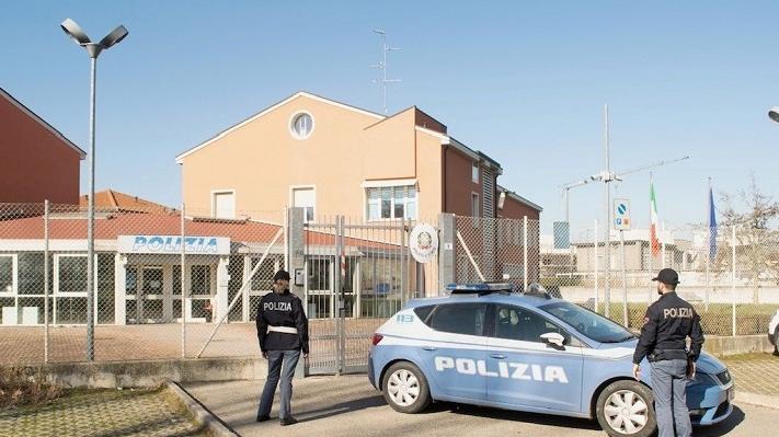 Anziana a Carpi smaschera i due finti carabinieri che cercano “oro rapinato”: doppio arresto