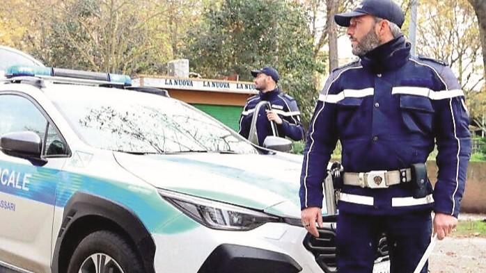Sassari: un anziano fugge in auto senza patente, ignora l’alt dei vigili e poi tenta di investirli