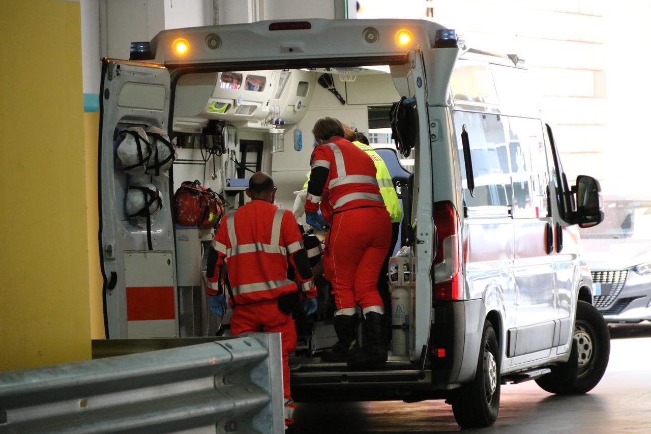 Neonato abbandonato in un sacchetto per strada: una donna sente il pianto e lancia l’allarme