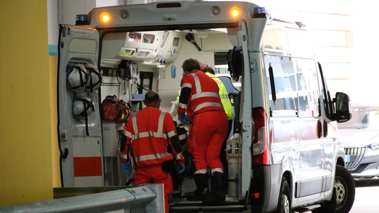 Neonato abbandonato in un sacchetto per strada: una donna sente il pianto e lancia l’allarme