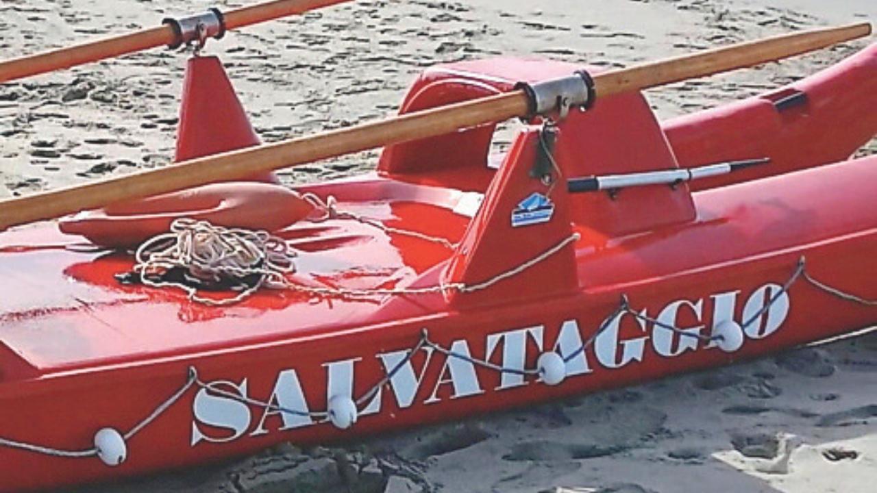 Viareggio, tre turisti rischiano di annegare: salvati dall’intervento dei bagnini