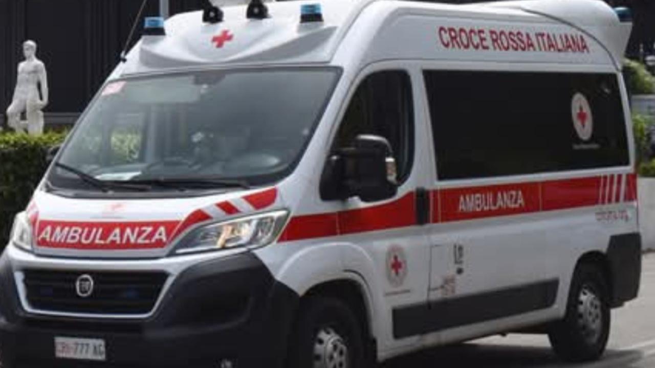 
	Un'ambulanza della Croce Rossa (foto archivio)

