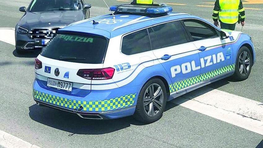 Una pattuglia della polizia stradale di Viareggio durante un controllo (foto d’archivio)