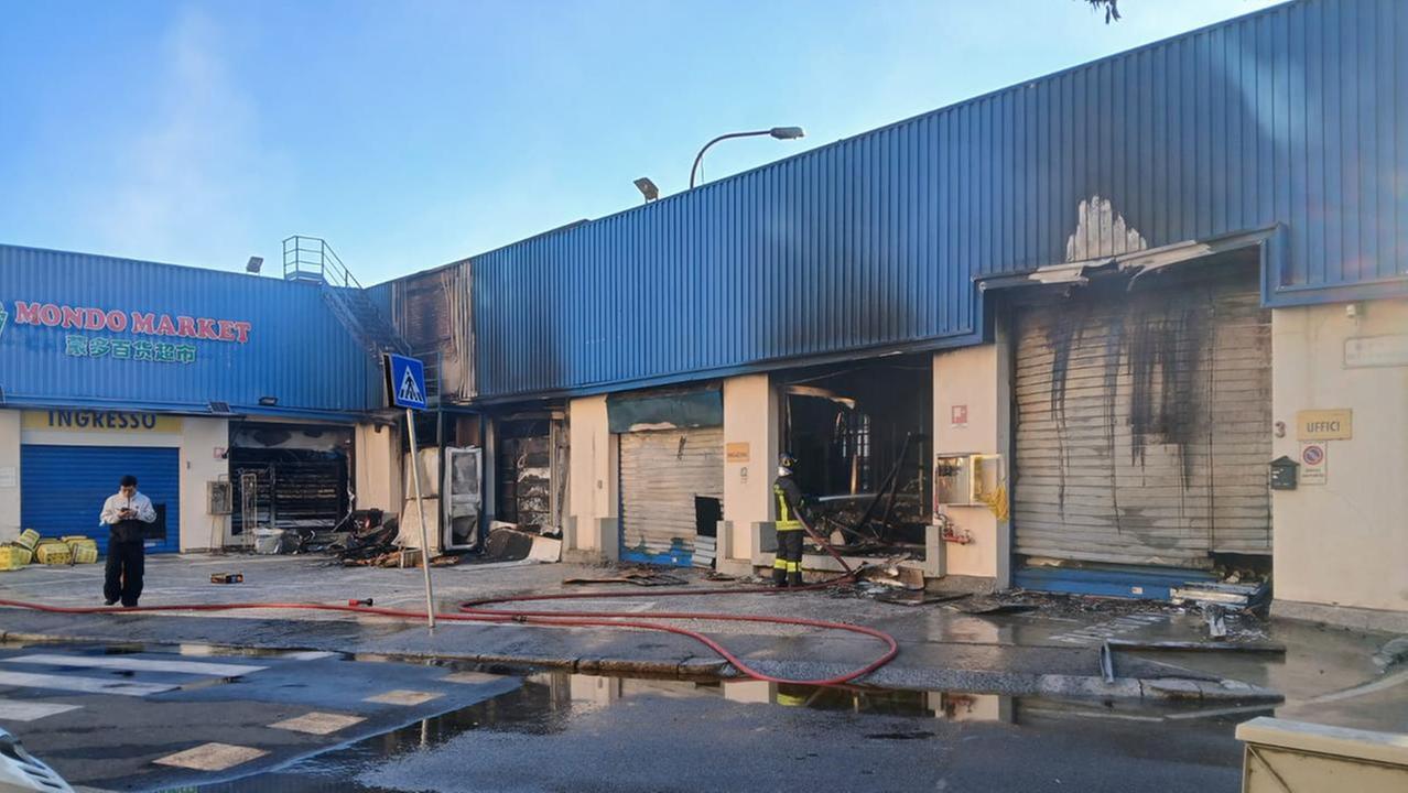 Il supermercato distrutto da un incendio in via Marx