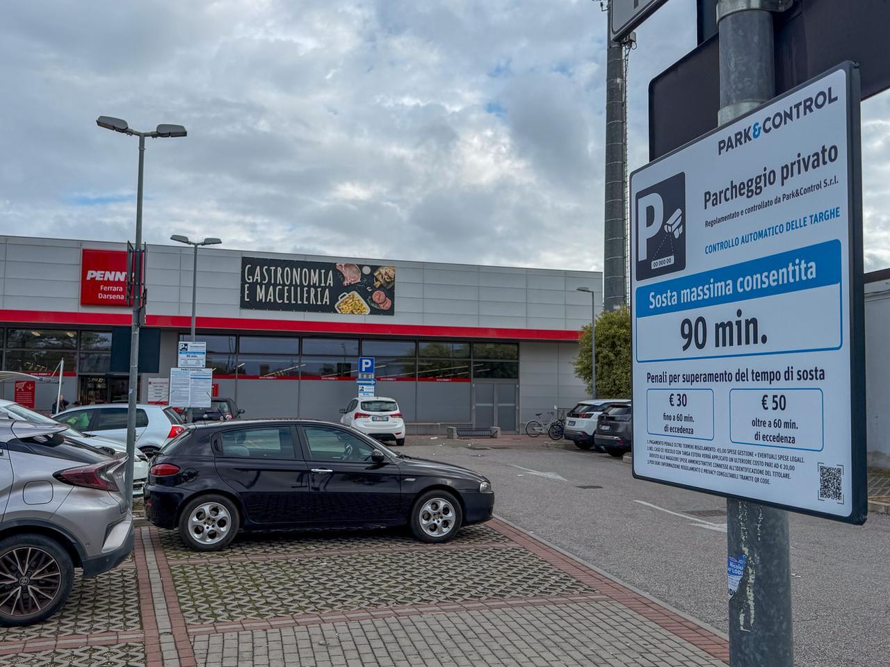Ferrara, stop ai furbetti dei parcheggi: scatta la sosta a tempo