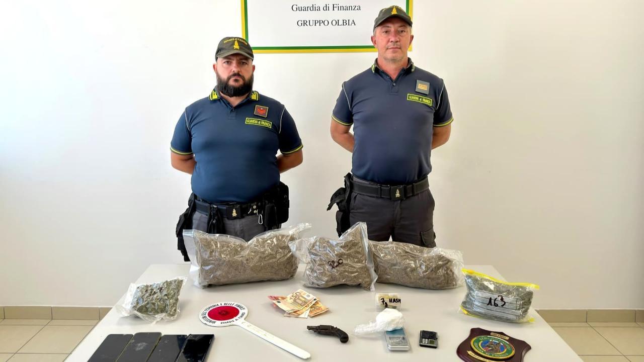 Scoperto supermarket dello spaccio in pieno centro: sequestrati quasi due chili di sostanze stupefacenti