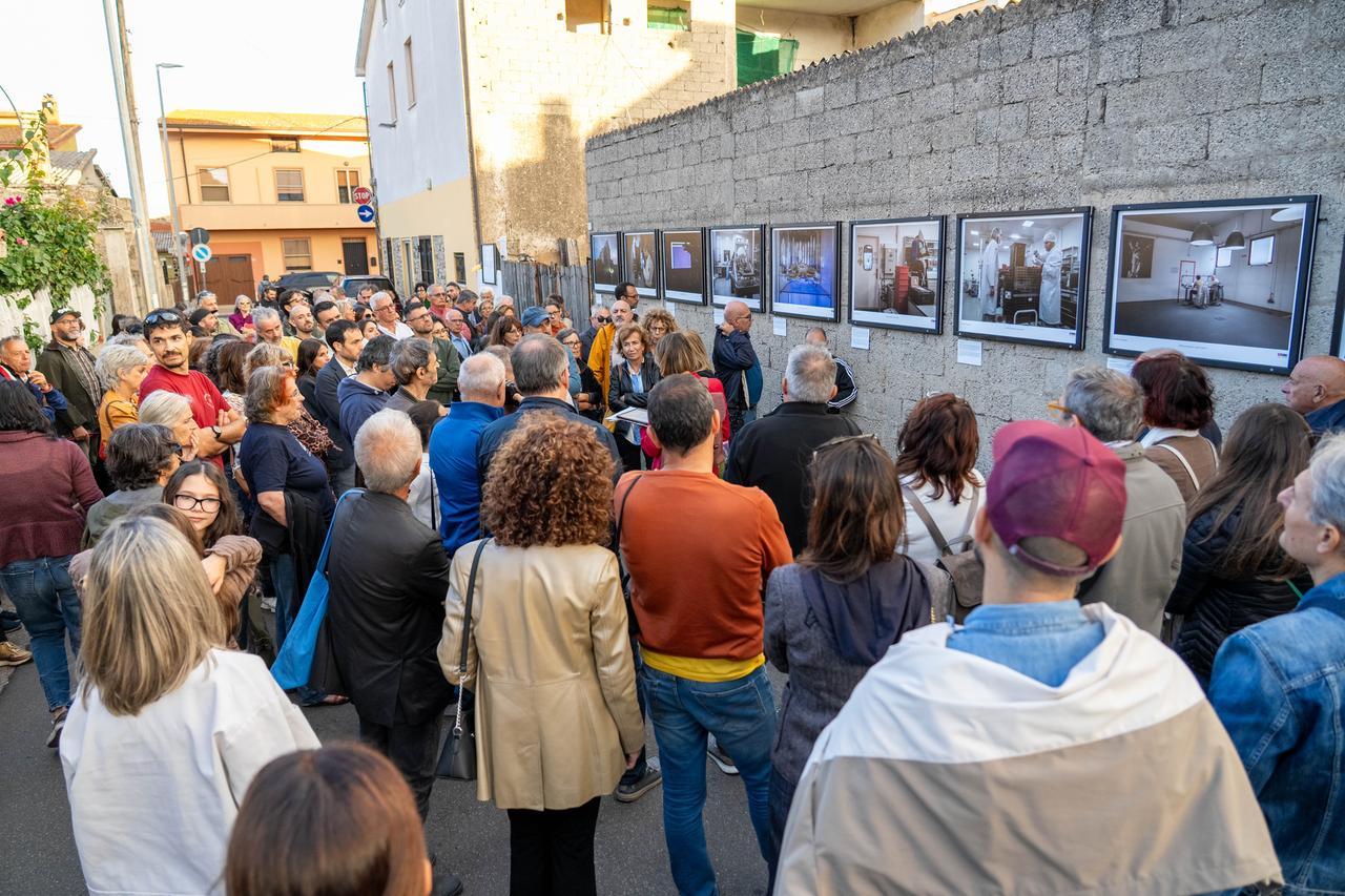 Le strade diventano gallerie fotografiche: la mostra a cielo aperto