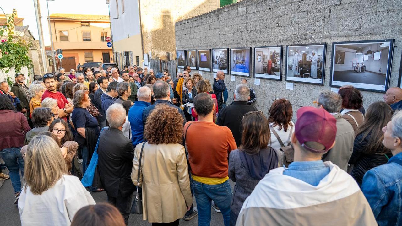 Conflitti, identità e fragilità: il nostro tempo raccontato attraverso le foto – La mostra a cielo aperto