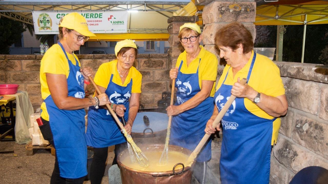 La preparazione della polenta per la sagra ad Arborea