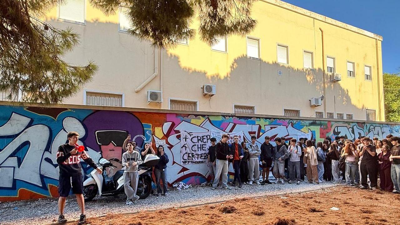 La manifestazione degli studenti del Liceo Alberti (foto Rosas)