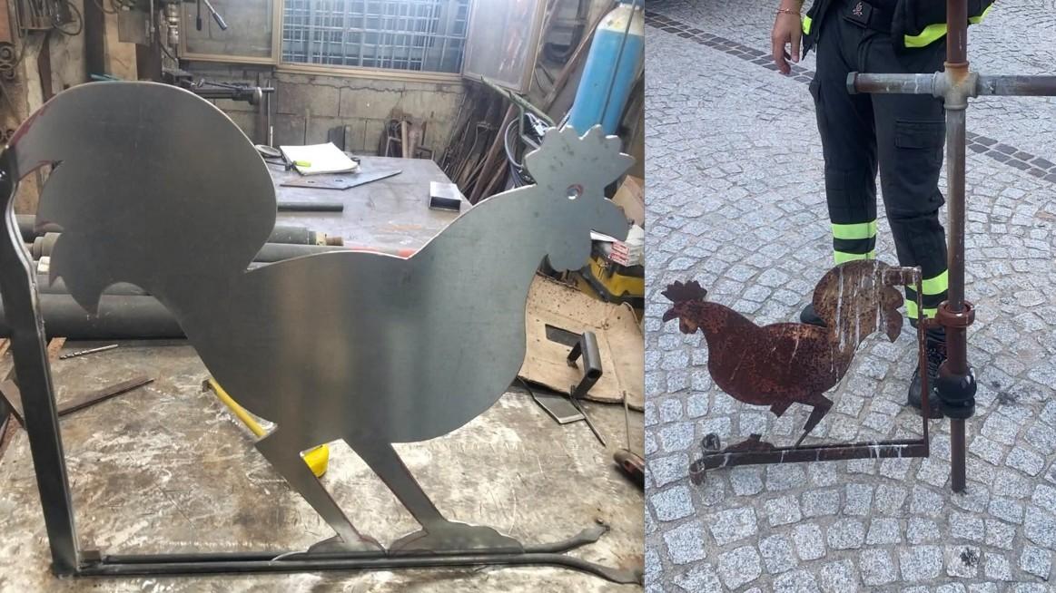 Arrugginito e senza una zampa: il gallo segnavento del campanile è stato restaurato