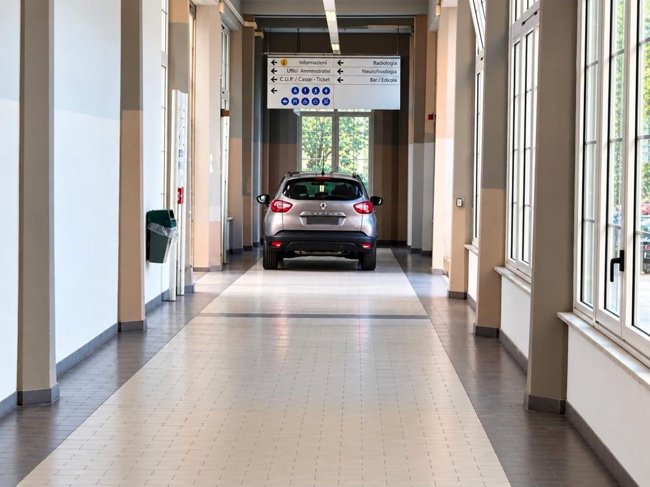 Livorno, auto parcheggiata nel corridoio dell’ospedale