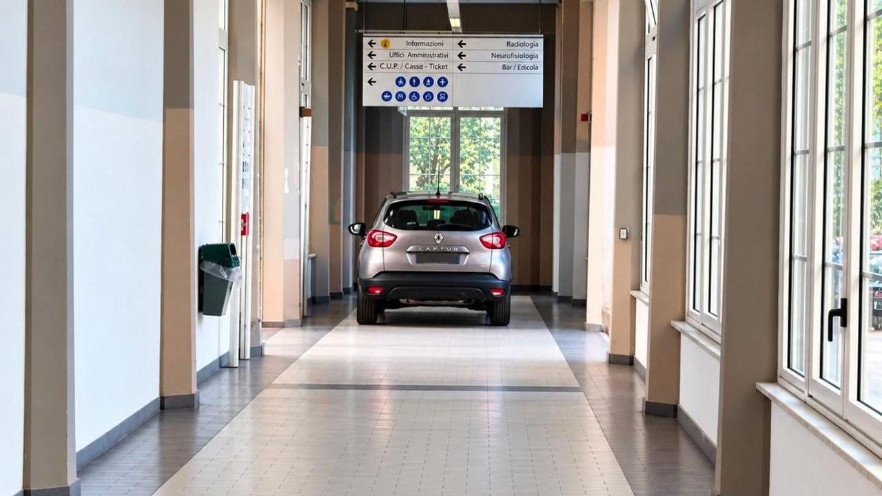 Livorno, auto parcheggiata nel corridoio dell’ospedale