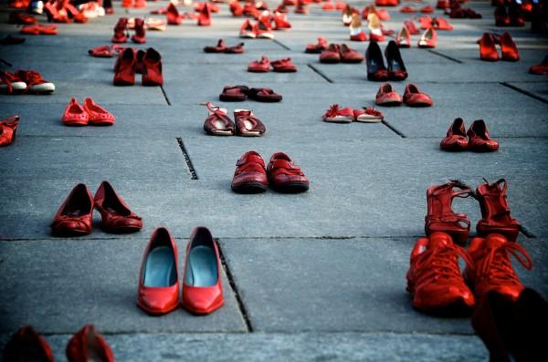 Violenza economica, 128mila donne senza autonomia: dai soldi controllati dal partner al divieto di lavorare