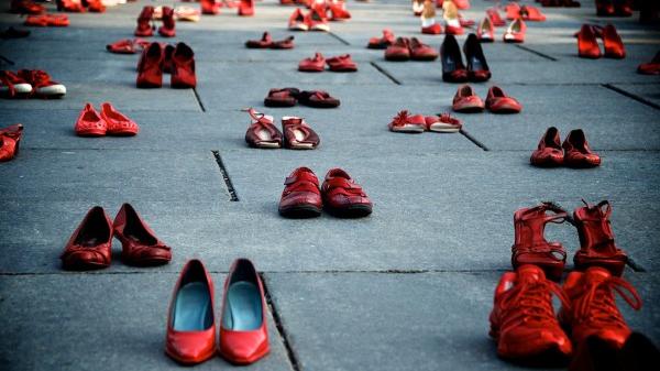 Violenza economica, 128mila donne senza autonomia: dai soldi controllati dal partner al divieto di lavorare