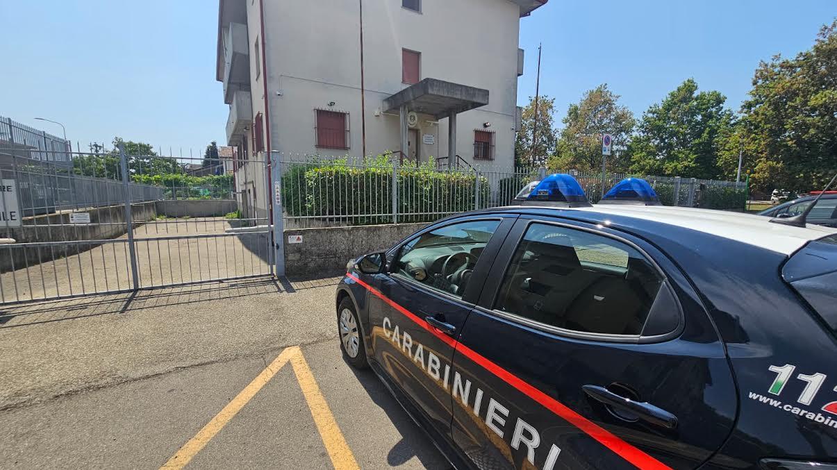 Dimentica il portafoglio al distributore di benzina e spariscono 200 euro: denunciate due donne