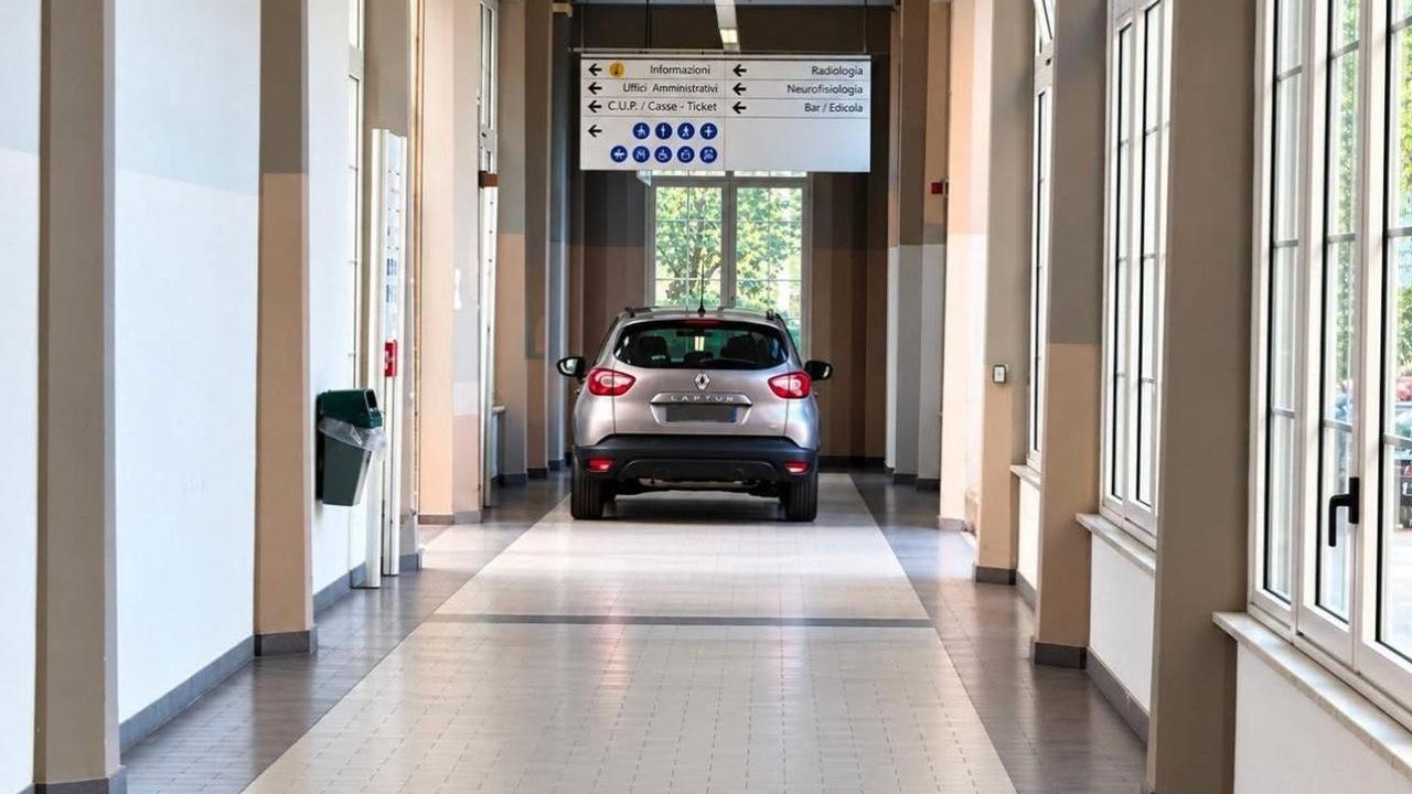 Livorno, auto parcheggiata nel corridoio dell’ospedale