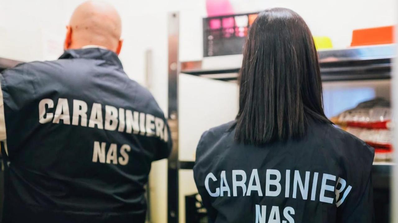 Blitz dei Nas in un centro estetico di Cagliari: sequestrati oltre 100 cosmetici