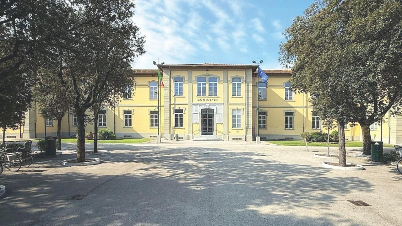 il municipio di Forte dei Marmi (foto archivio)