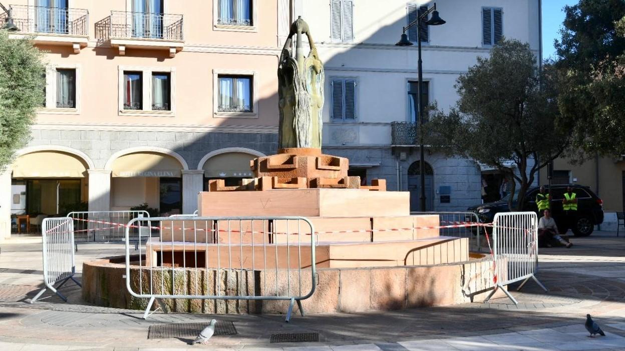 Olbia, in piazza Matteotti il set del film di Netflix: la fontana di Varalto cambia aspetto
