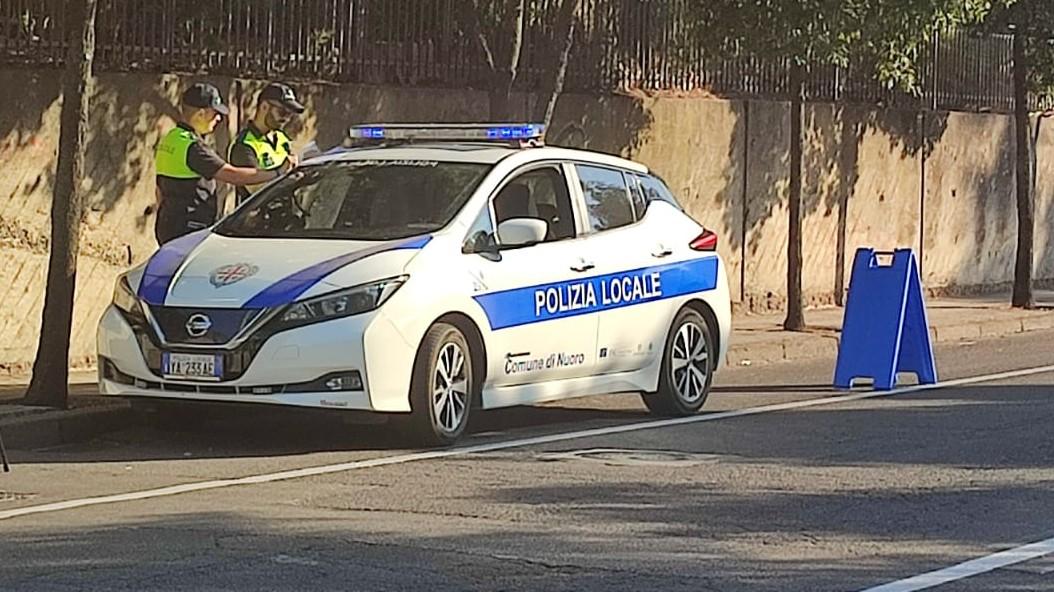 Colpita da un’auto mentre attraversa sulle strisce pedonali: donna ferita a un piede