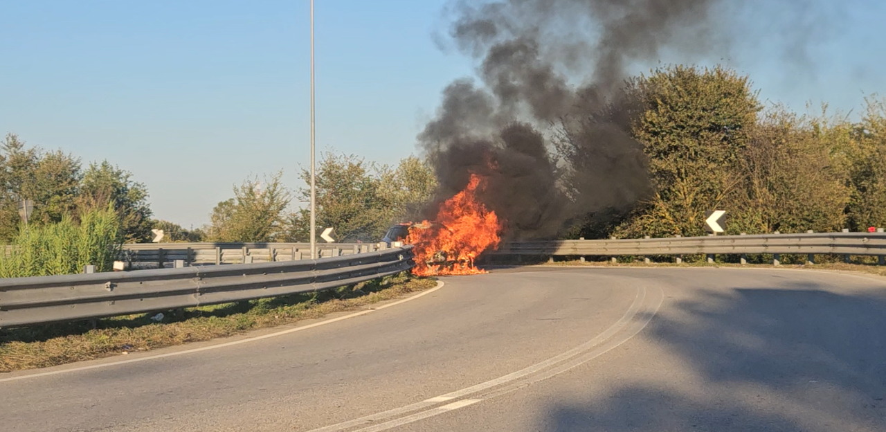 Fi-Pi-Li, auto in fiamme allo svincolo di Lavoria