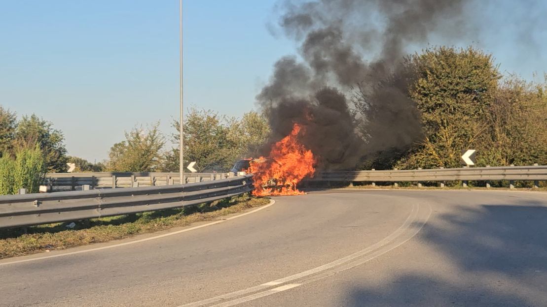 La macchina avvolta dalle fiamme