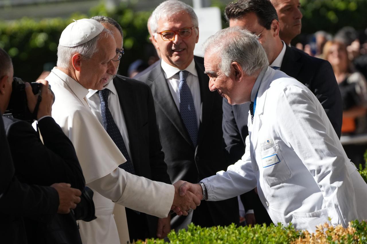 Il Papa operato al Gemelli: «Diagnosi di adenocarcinoma, asportato il lobo inferiore del polmone destro»