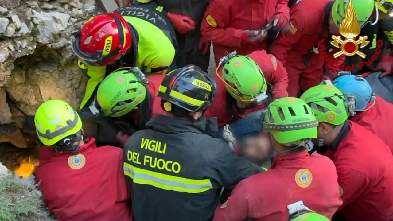 Lo speleologo intrappolato nella grotta, il racconto dei soccorritori: «Era quasi completamente sepolto. È vivo per miracolo»