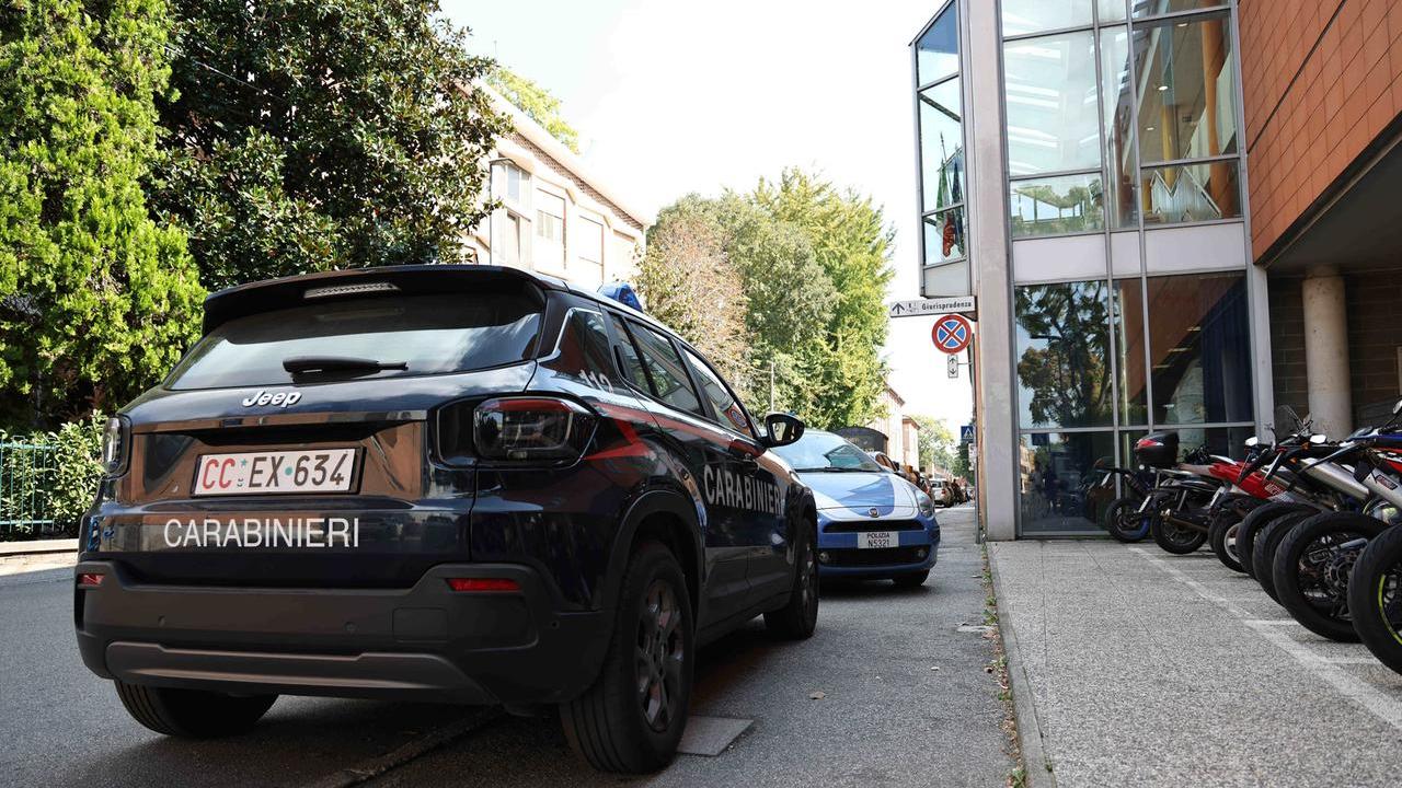 Accoltellamento all’Ariosto di Ferrara, via agli accertamenti tecnici: individuati psichiatra e genetista