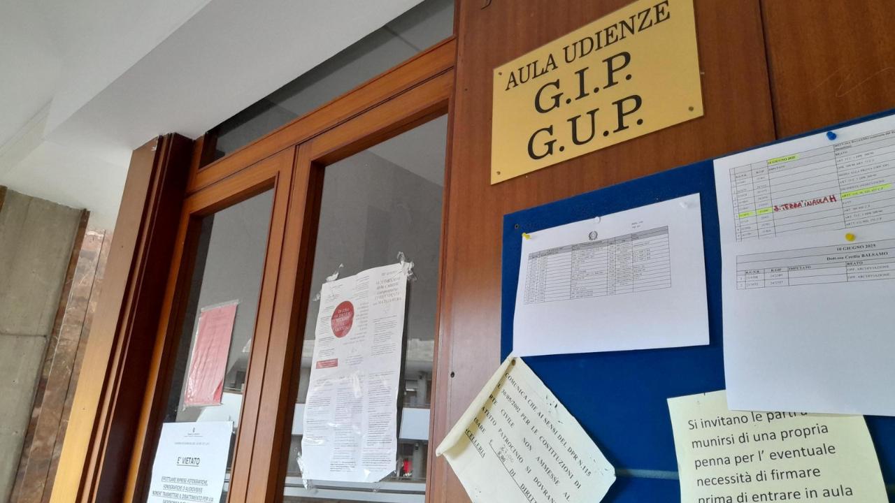Grosseto, picchia e tira i sassi alla moglie incinta perchè geloso: condannato un 24enne