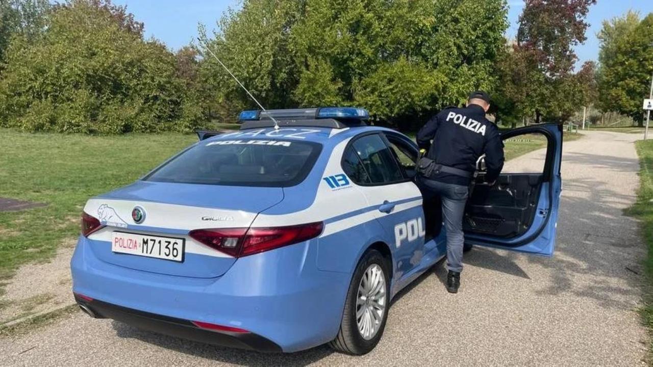Una volante della polizia (foto archivio)