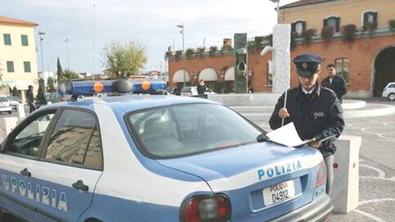 
	La polizia alla stazione di Pontedera


