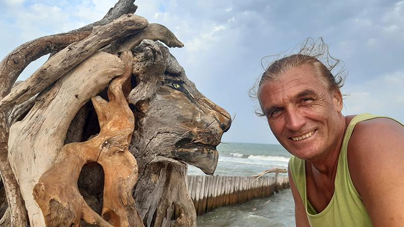Codigoro piange Enrico Menegatti, lo scultore del legno portato dal mare