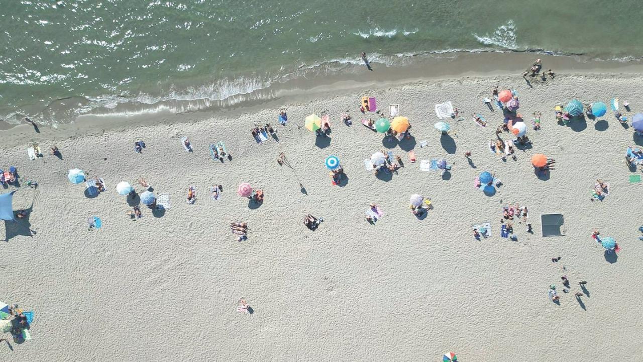 Versilia, la stagione balneare si allunga: decine di stabilimenti aperti e pienone di turisti – Ecco come cambia l’afflusso