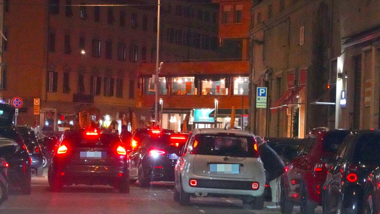 Il traffico serale in via Roma 