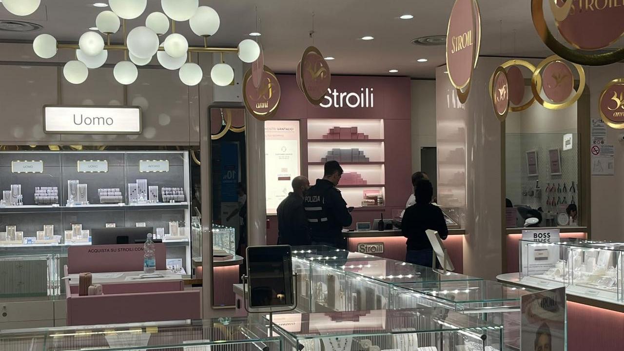 Dopo la rapina a I Petali, è caccia aperta alla banda armata di mitra. I commercianti: «Abbiamo paura»
