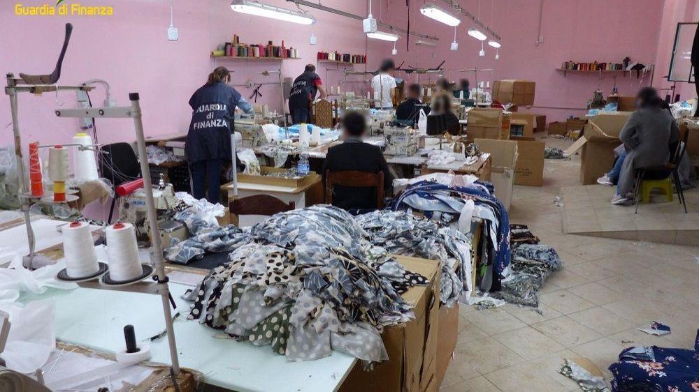 Prato, si allarga la rete degli operai sfruttati che collaborano con la Procura