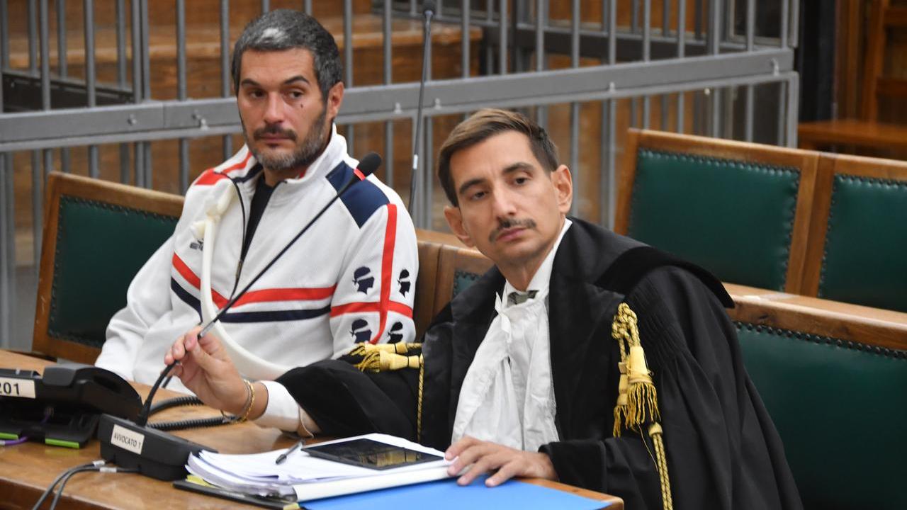 Giovannino Pinna accanto al suo avvocato Niccolò Vecchioni in aula a Sassari