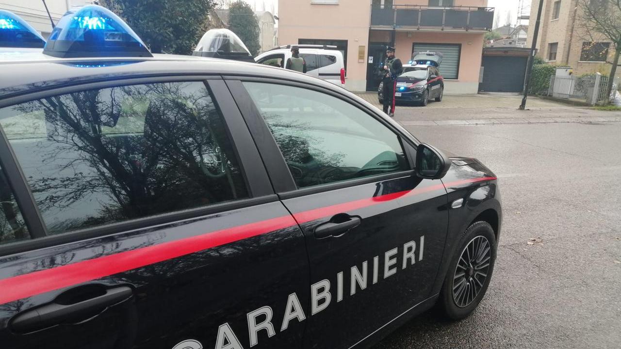 Dorme in mezzo alla strada a Cavriago con un taglierino: denunciato un 33enne