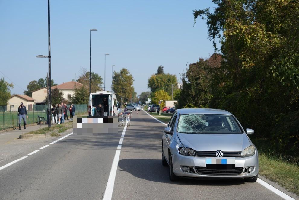 Travolto da un’auto a Cadelbosco Sotto: muore un uomo di 73 anni