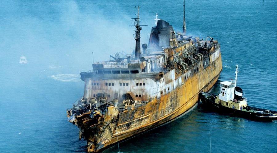
	Il Moby Prince distrutto dalle fiamme (Foto d&rsquo;archivio)

