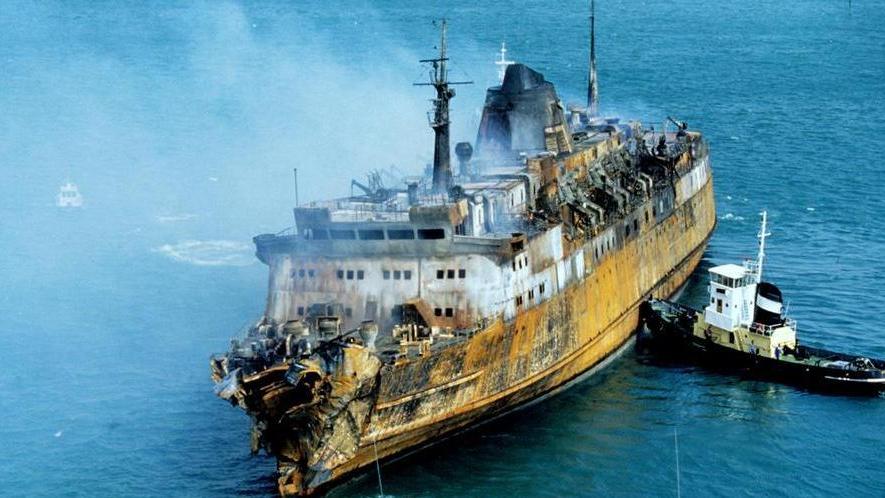 Il Moby Prince distrutto dalle fiamme (Foto d’archivio)