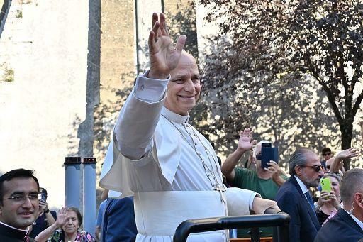 Papa Leone XIV dopo l’operazione al polmone: esami regolari, ha ripreso a camminare e mangiare