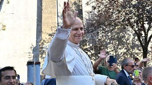 Papa Leone XIV dopo l’operazione al polmone: esami regolari, ha ripreso a camminare e mangiare