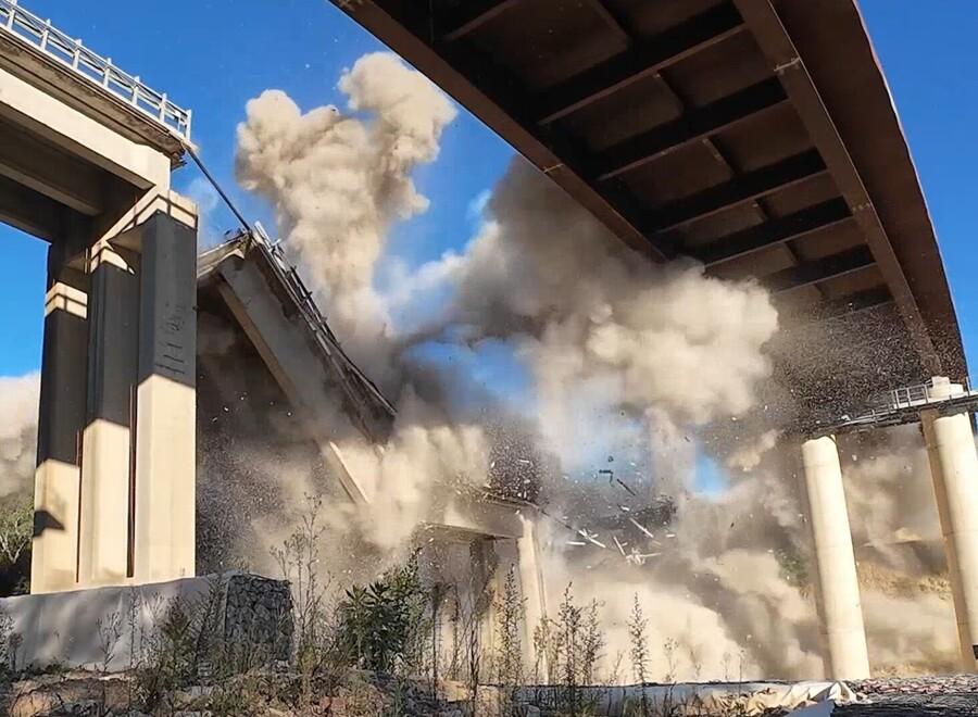 Siena-Grosseto, abbattuti i piloni del ponte “Calcinaia” a Paganico