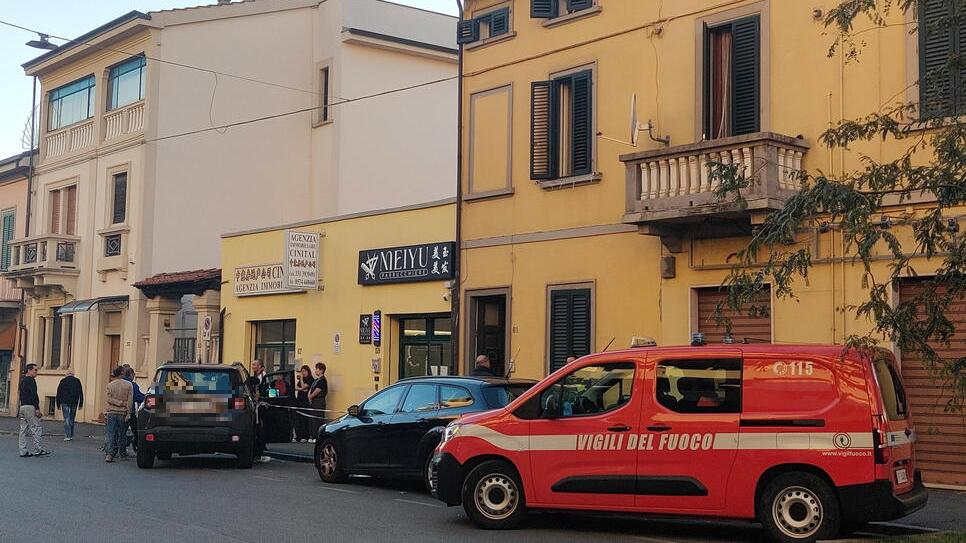 I vigili del fuoco davanti al luogo dell'omicidio